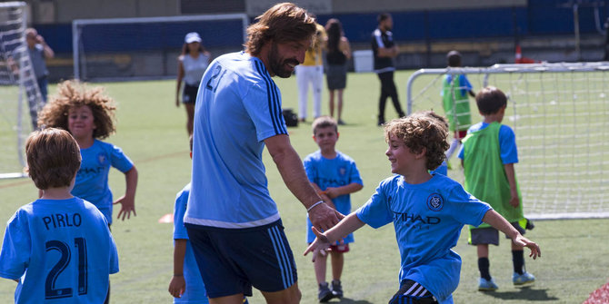 Keceriaan Pirlo bermain dengan junior New York City FC