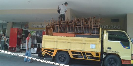 Mal Tebet Green disegel, truk mulai angkut barang milik restoran