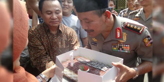 Ultah ke 57, Kapolri Badrodin kaget dapat kejutan kue dan lilin