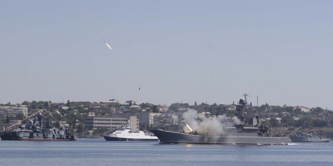 Aksi kendaraan tempur maritim Rusia pamer kehebatan di Krimea