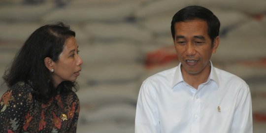 Didampingi menteri Rini, Jokowi bagikan sembako di kampung nelayan