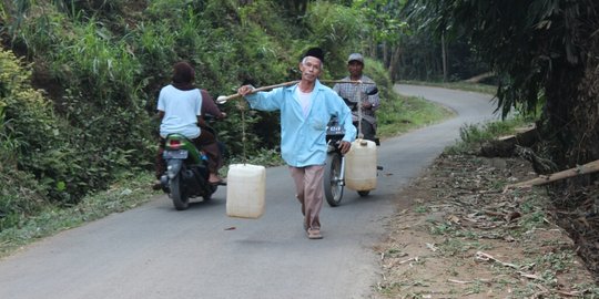 Derita kakek di Malang, jalan bolak-balik memikul jeriken demi air