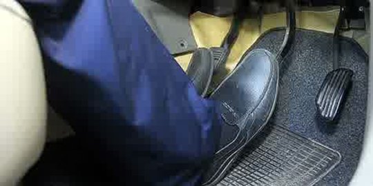 sering menginjak rem