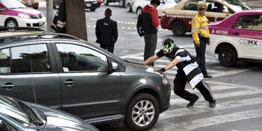 Heboh pahlawan bertopeng amankan para pejalan kaki di Mexico