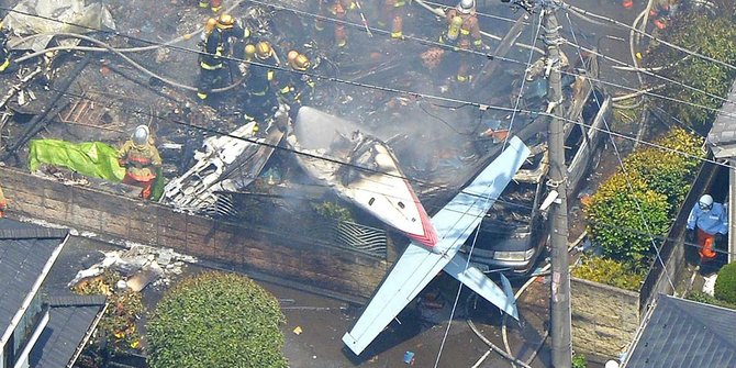 Pesawat ringan jatuh terbakar timpa perumahan warga di Tokyo