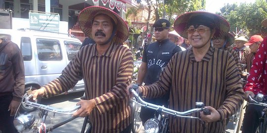 Naik sepeda onthel, FX Hadi-Achmad Purnomo daftar ke KPU Solo