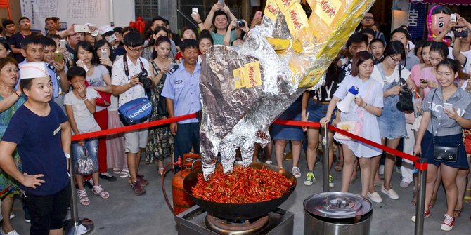 Festival makan di China ini aduk masakan lobster pakai excavator
