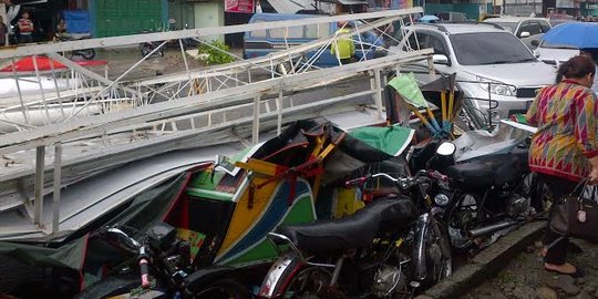 Hujan es landa Medan, banyak pohon tumbang & baliho timpa kendaraan