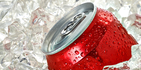 6 Hal yang terjadi pada tubuh setelah minum sekaleng soda