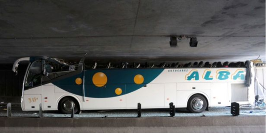 Paksa masuk terowongan, bus ini ringsek dan cederai para pelajar