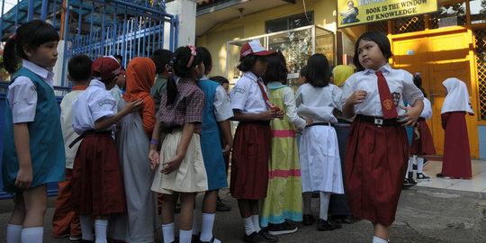 Tradisi anak SD di hari pertama sekolah, berebut kursi deretan depan