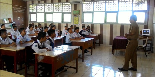 Jadi kota madani ruang  kelas  siswa dan siswi SMA  di Aceh 