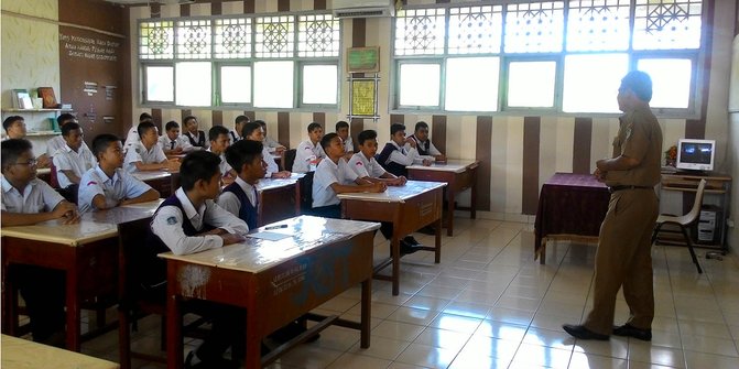 Jadi kota madani ruang kelas  siswa dan siswi SMA  di Aceh 