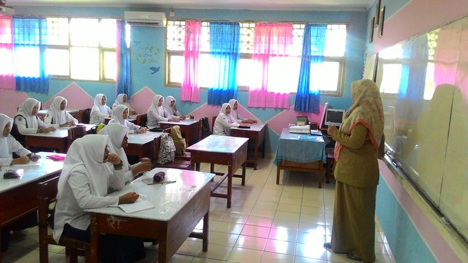 Jadi kota madani ruang kelas  siswa  dan siswi SMA di  Aceh 