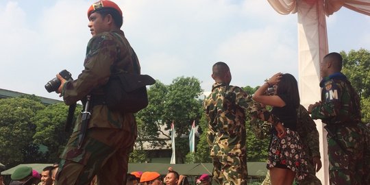 Aksi 'gokil' prajurit TNI, goyang 5 langkah di bawah terik matahari