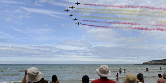 Aksi manuver jet militer Spanyol hibur wisatawan pantai San Lorenzo