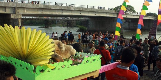 Larung sesaji di Sungai Brantas semarakkan hari jadi Kota Kediri