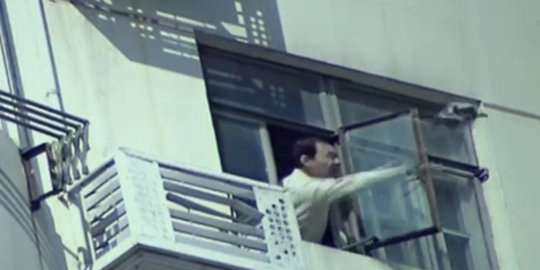 buang isi kakus lewat jendela apartemen dicokok polisi rev1