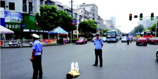 smartphone gadis ini ngamuk di tengah jalan rev1