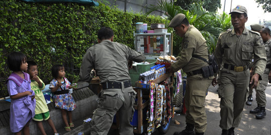 Razia pedagang jagung bakar, Satpol PP lapor polisi ditodong pisau