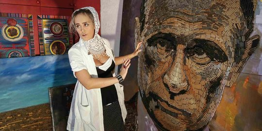 Fantastis, seniman cantik ini buat lukisan Putin dari ribuan peluru