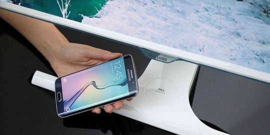 Canggih! Monitor Samsung ini dilengkapi charge nirkabel smartphone