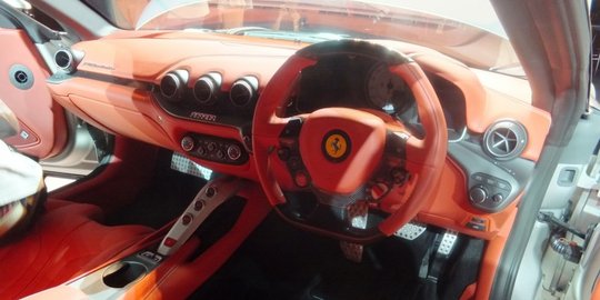 Mengintip interior mewah Ferrari F12 Speciale, mantap!