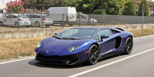 Jalan-jalan, foto Lamborghini Aventador SV Roadster kecolongan!