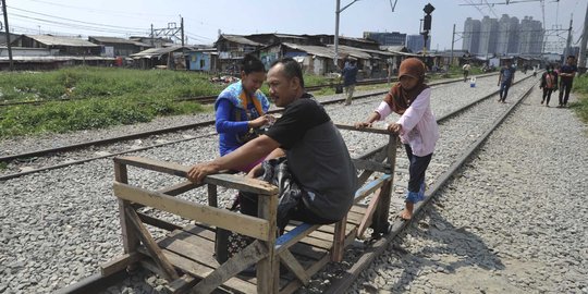 Semangat anak-anak pengojek lori mencari nafkah di bawah terik