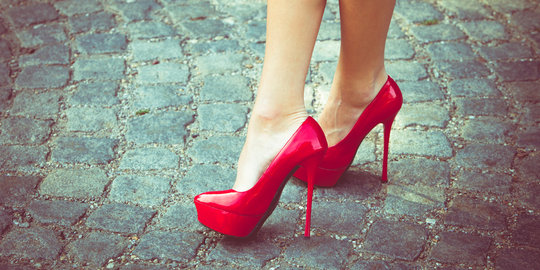 Ini 6 bahayanya keseringan pakai sepatu hak tinggi