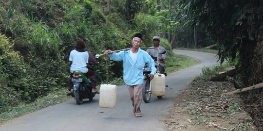 di malang jalan bolak balik memikul jeriken demi air rev1