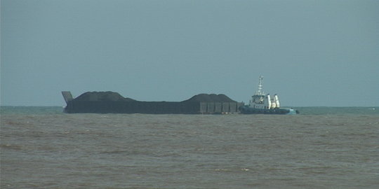 surut sejumlah kapal tongkang dan kapal tunda karam rev1