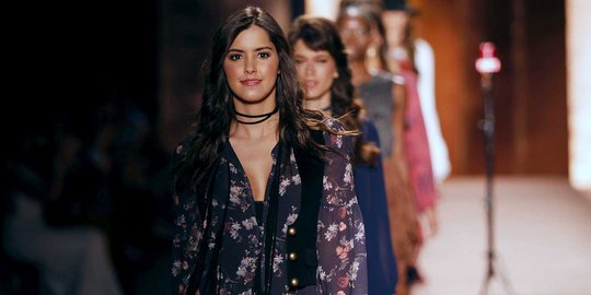 Paulina Vega tampil cantik di catwalk Colombiamoda