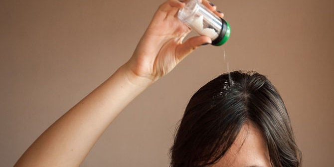 Sering pakai dry shampoo bisa bikin botak?