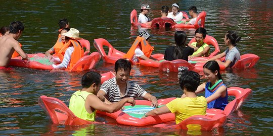 Hindari panas, warga China main mahjong di kolam renang