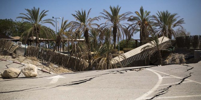 Mengering, pesisir Laut Mati berubah jadi lubang-lubang berbahaya