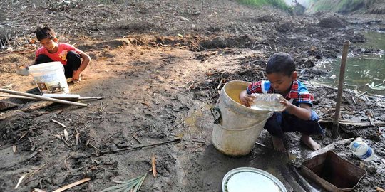 Penderitaan warga Bekasi mencari sumber air dari galian lubang