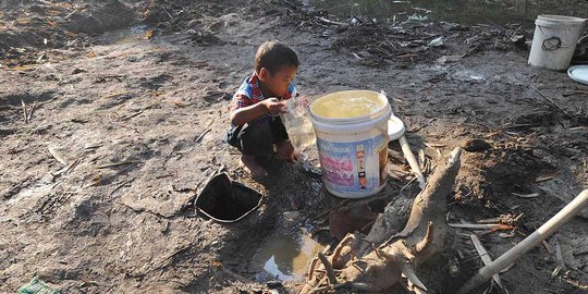 Parahnya kemarau di Bekasi, warga gali lubang di sungai cari air