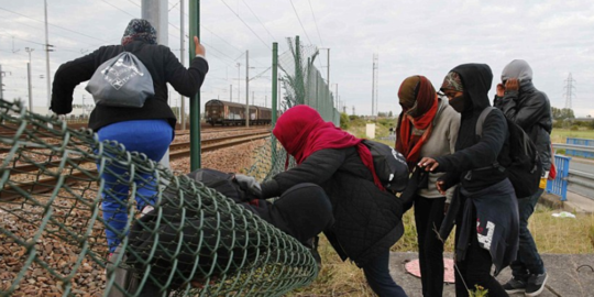 Ratusan imigran gelap terobos pagar demi bisa ke Inggris