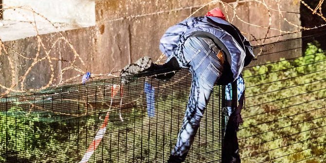 Kenekatan para imigran gelap panjat pagar berduri di Prancis