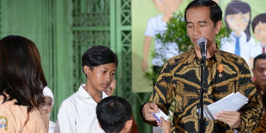 Jokowi bagikan kartu sakti dan sembako ke warga rusun Semarang