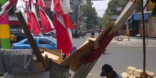 Jelang 17 Agustus, pedagang bendera menjamur di jalan protokol Aceh