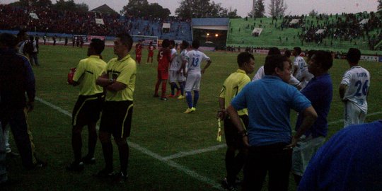 Piala Polda Jateng rusuh, asisten wasit terkapar dilempar batu