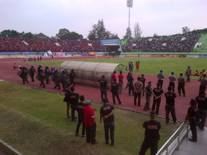 asisten wasit terkapar akibat lemparan batu