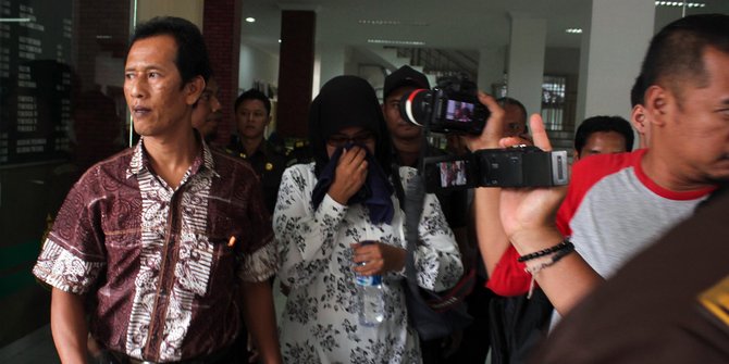 Ditahan, tersangka korupsi alkes RSUD Tanjung Balai nangis
