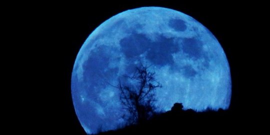 Jangan kelewatan, malam ini bulan purnama 'biru' sinari Bumi!