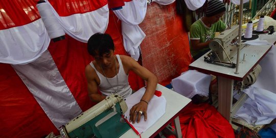 Jelang HUT RI, penjahit di Aceh panen order bendera Merah Putih