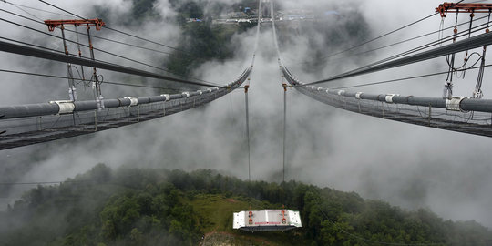 Intip pembangunan jembatan gantung terpanjang di China