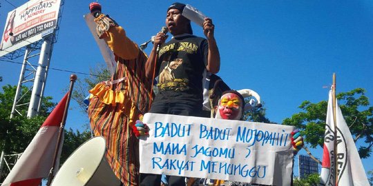 Bawa badut, puluhan warga demo tolak calon boneka Pilkada Surabaya