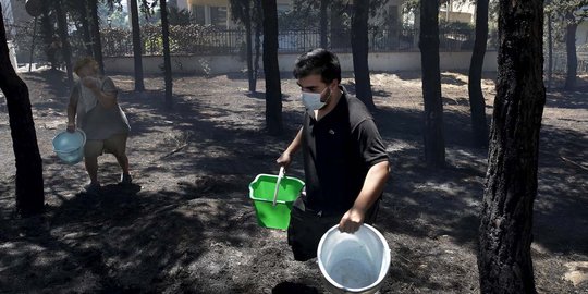 Padamkan kebakaran hutan, Menteri Siti uji coba pakai bom kimia